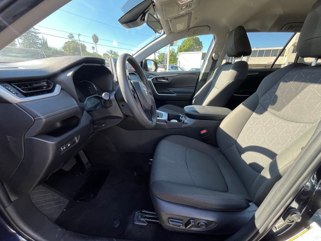 2023 Toyota RAV4 XLE photo 5