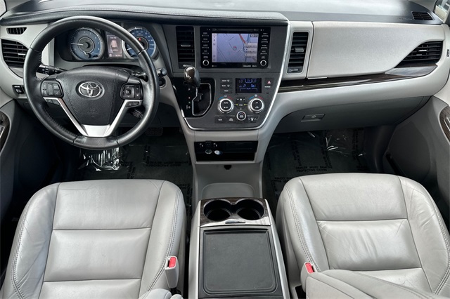 2018 Toyota Sienna XLE photo 13