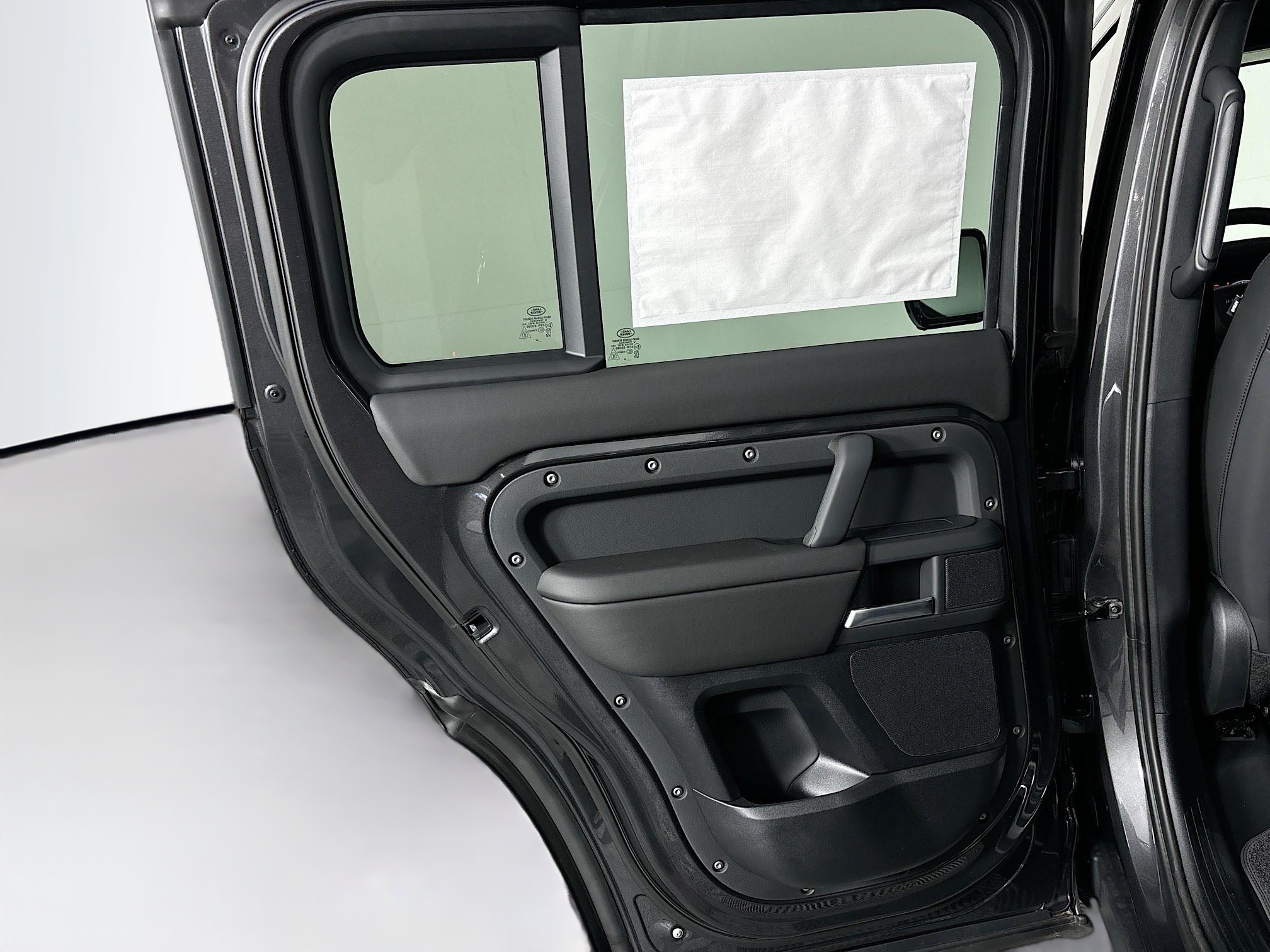 2025 Land Rover Defender 110 S photo 8