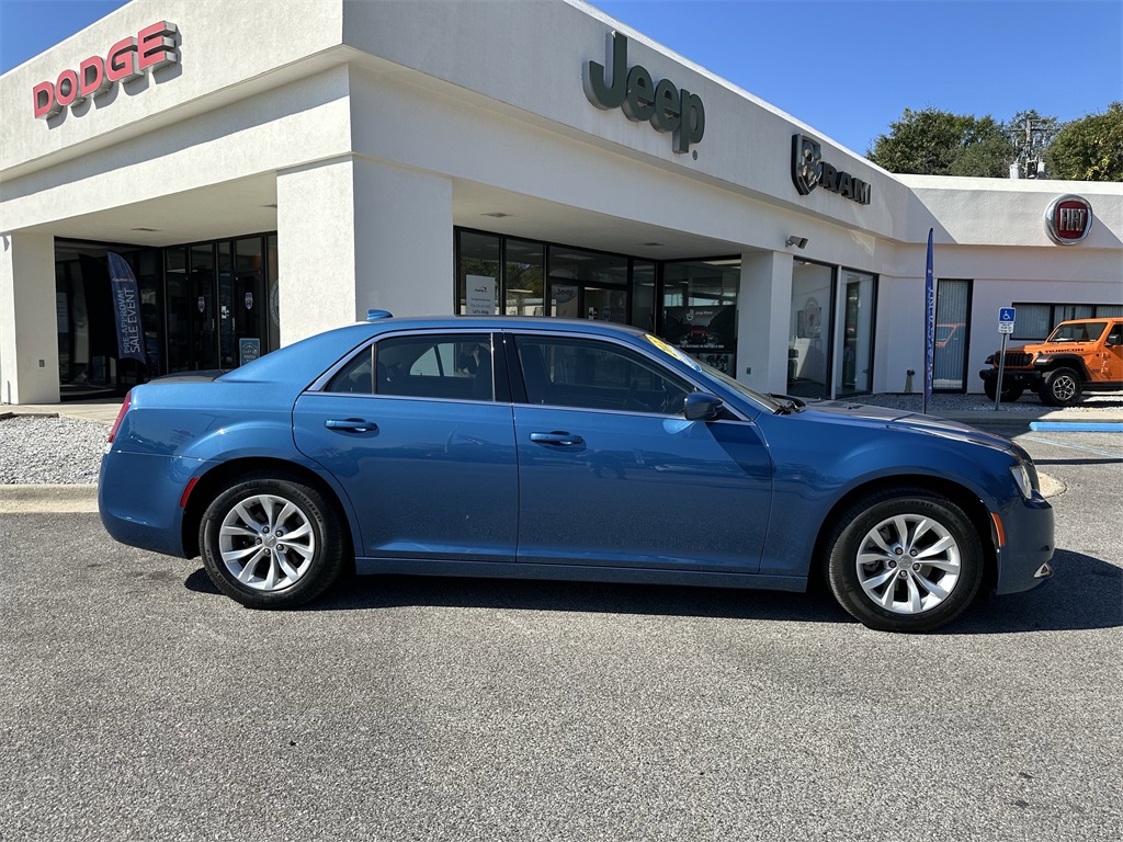 2022 Chrysler 300 Touring photo 4