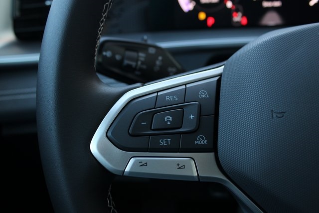 2026 Volkswagen Tiguan SE photo 3