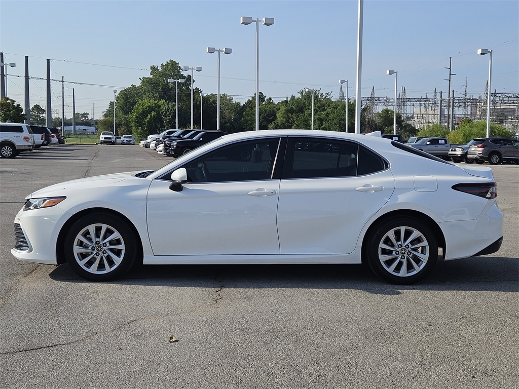 2022 Toyota Camry LE photo 2