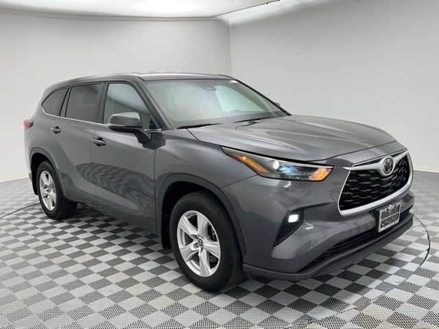 2024 Toyota Highlander LE photo 3