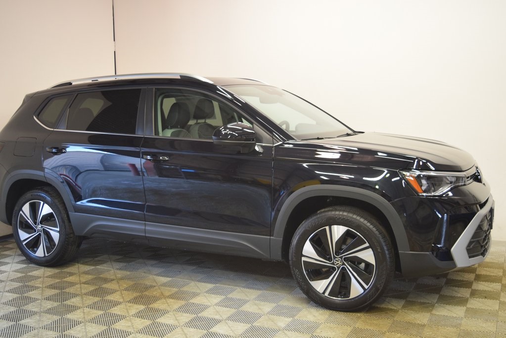 2025 Volkswagen Taos SE photo 3