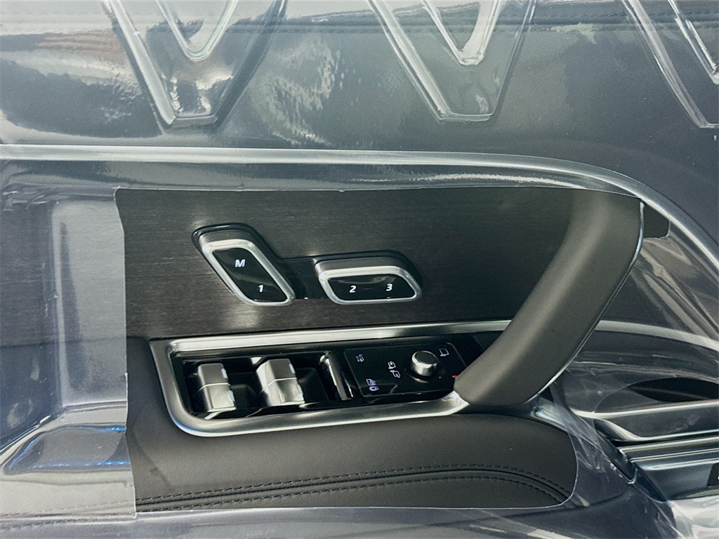 2025 Land Rover Range Rover SE photo 12