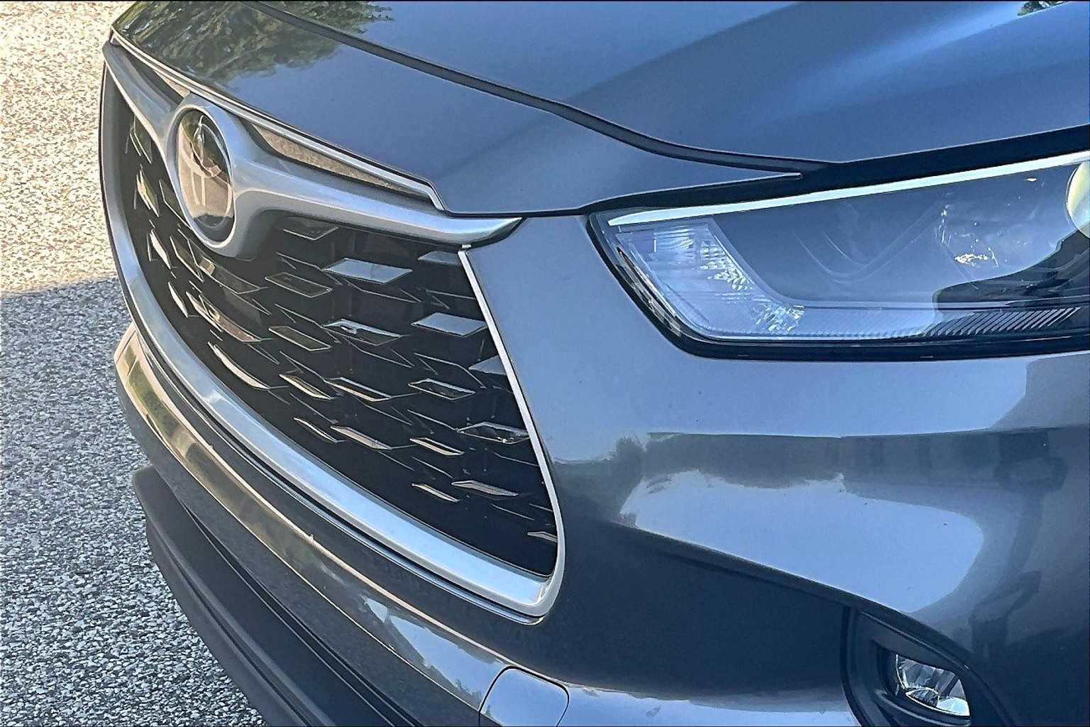 2024 Toyota Highlander XLE photo 28