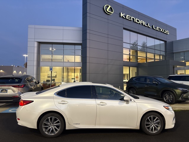 2016 Lexus ES 300h photo 2