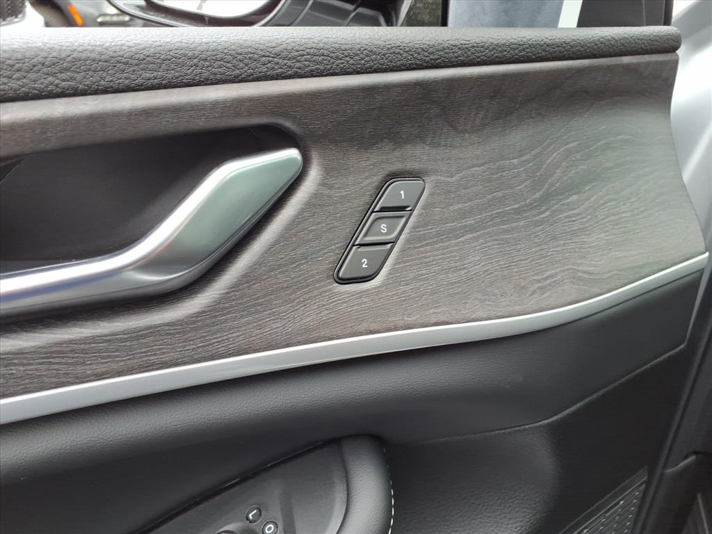 2025 Jeep Grand Cherokee Limited photo 4