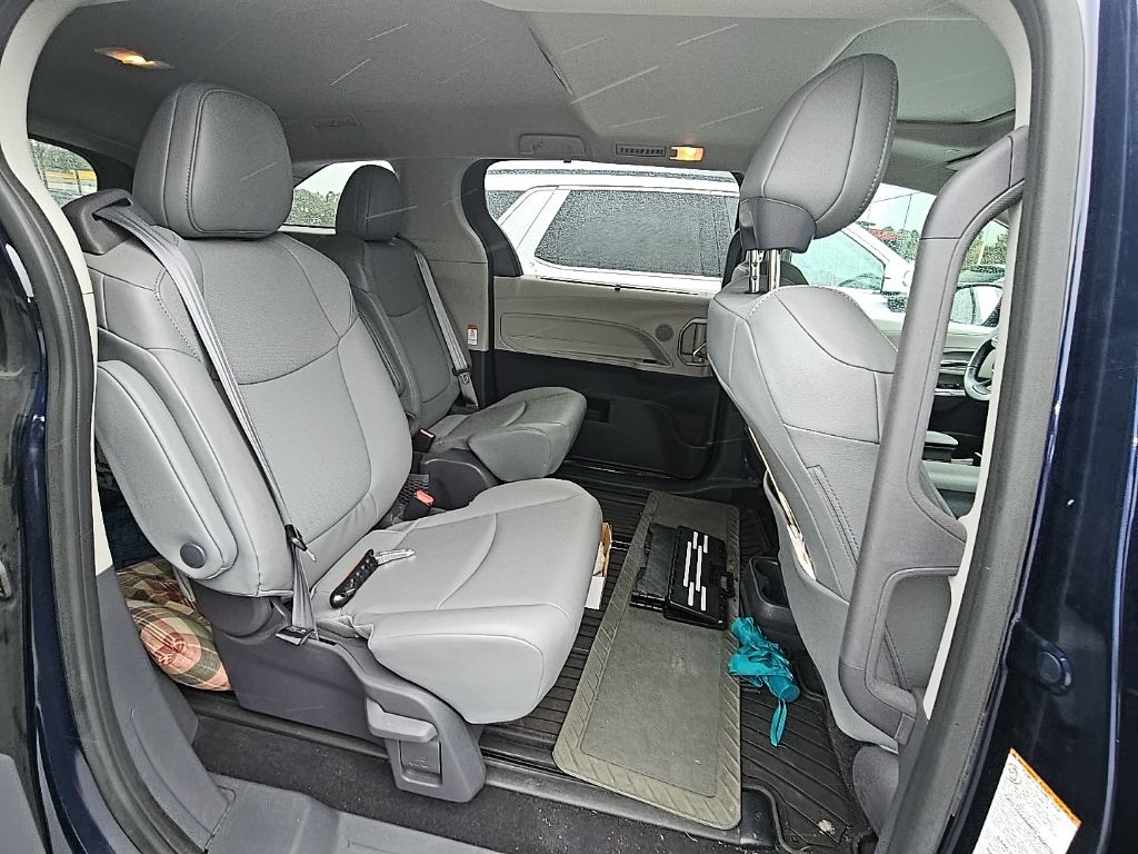 2021 Toyota Sienna XLE photo 13