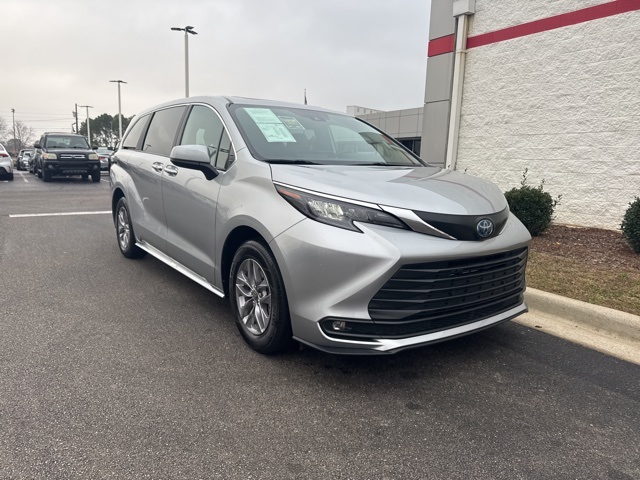 2025 Toyota Sienna XLE's photo