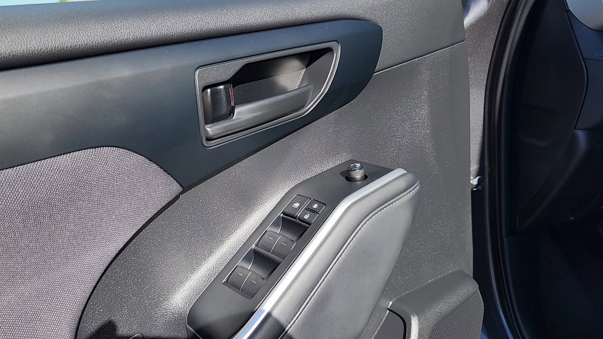 2024 Toyota Highlander Hybrid LE photo 8