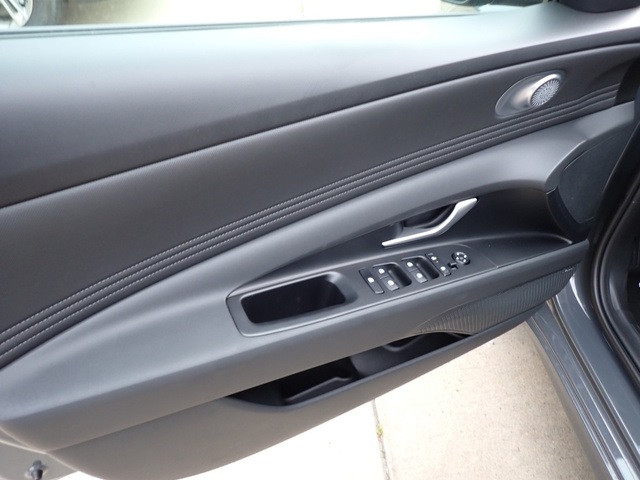 2025 Hyundai Elantra Limited photo 14