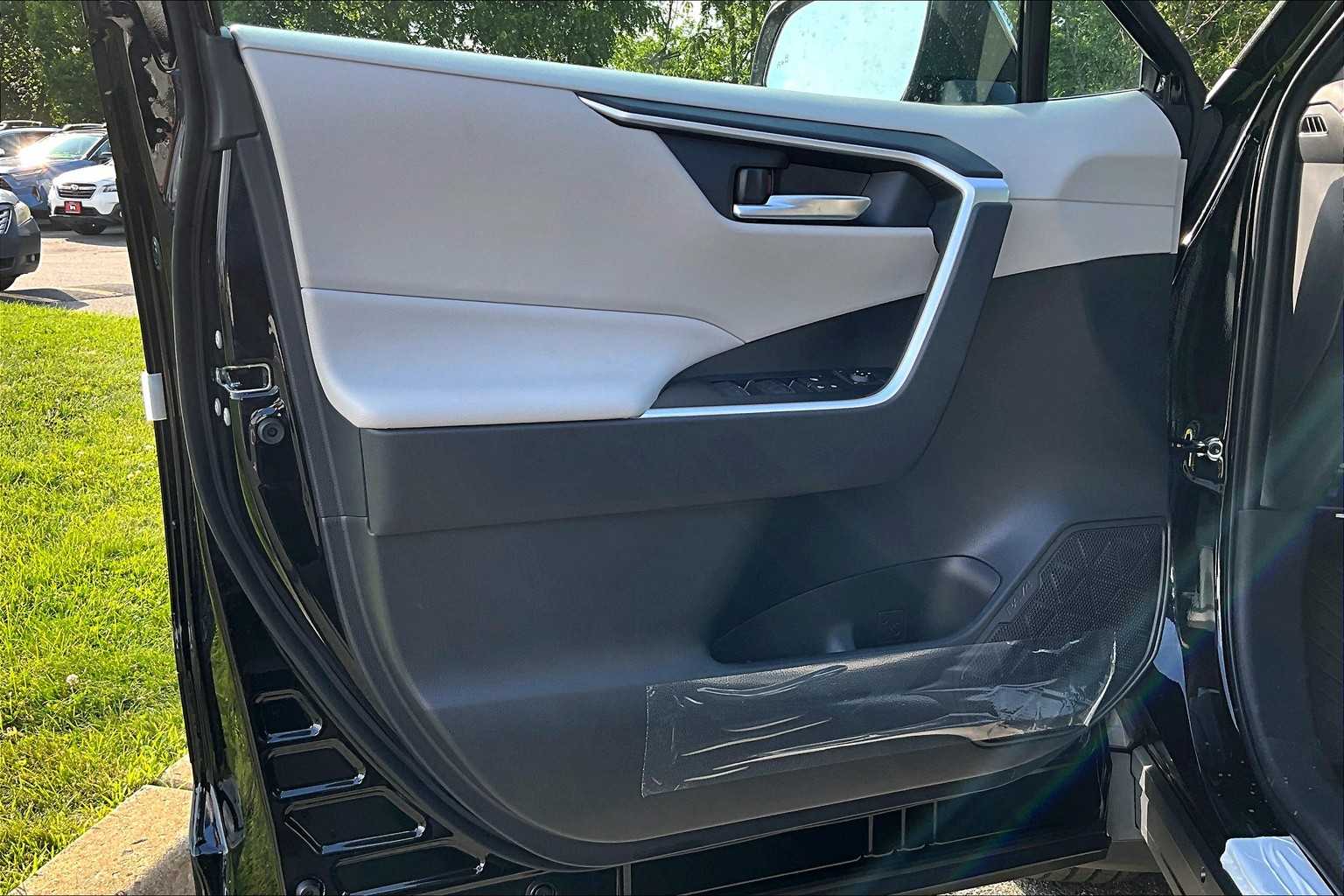 2025 Toyota RAV4 XLE photo 9