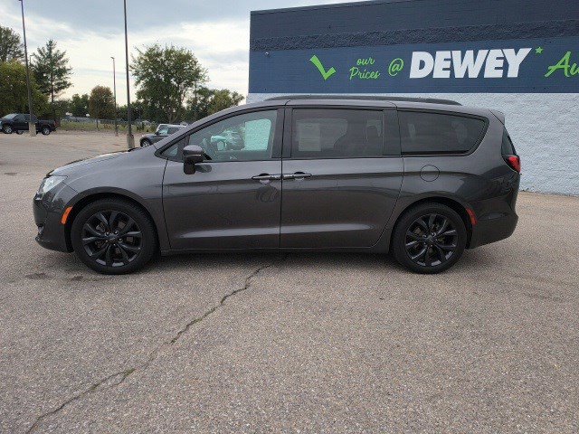2020 Chrysler Pacifica Red photo 2