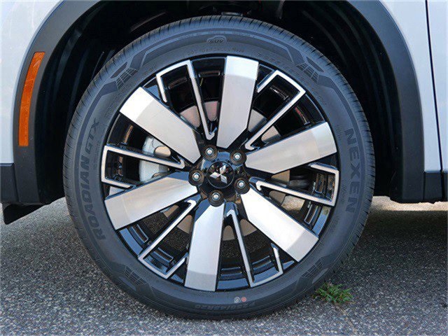 2025 Mitsubishi Outlander SE photo 3
