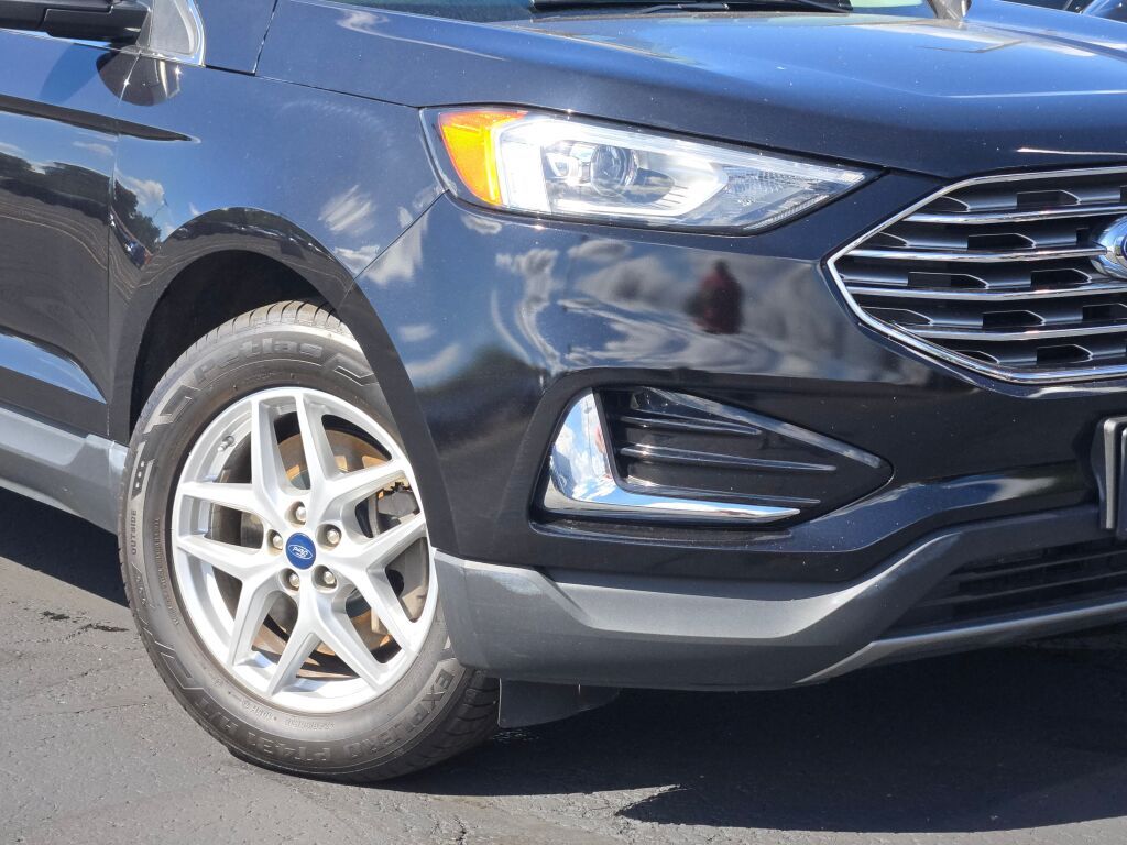 2022 Ford Edge SEL photo 2
