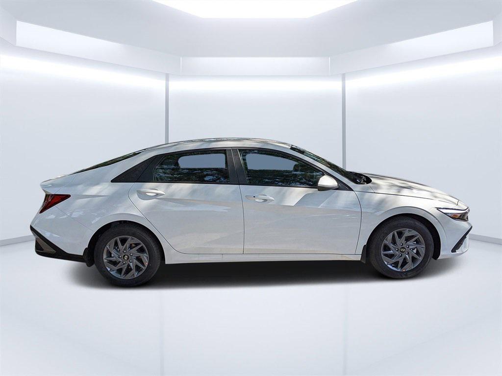 2025 Hyundai Elantra Hybrid Blue photo 2