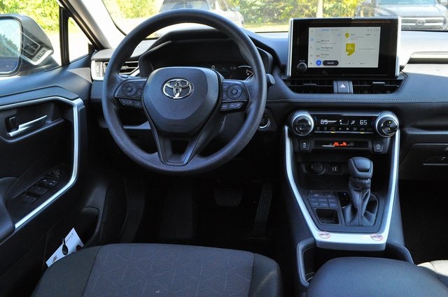 2025 Toyota RAV4 XLE photo 16