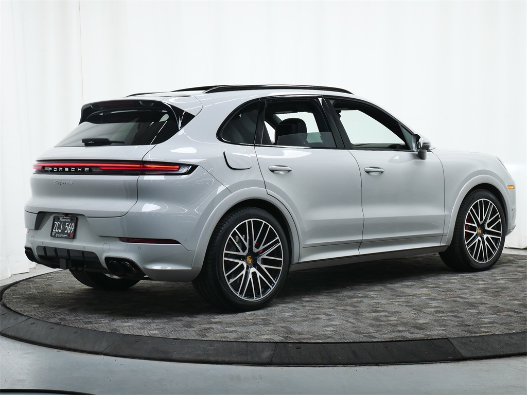 2024 Porsche Cayenne S photo 7
