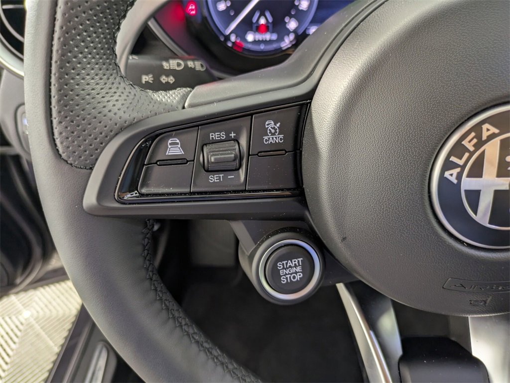 2025 Alfa Romeo Giulia Base photo 18