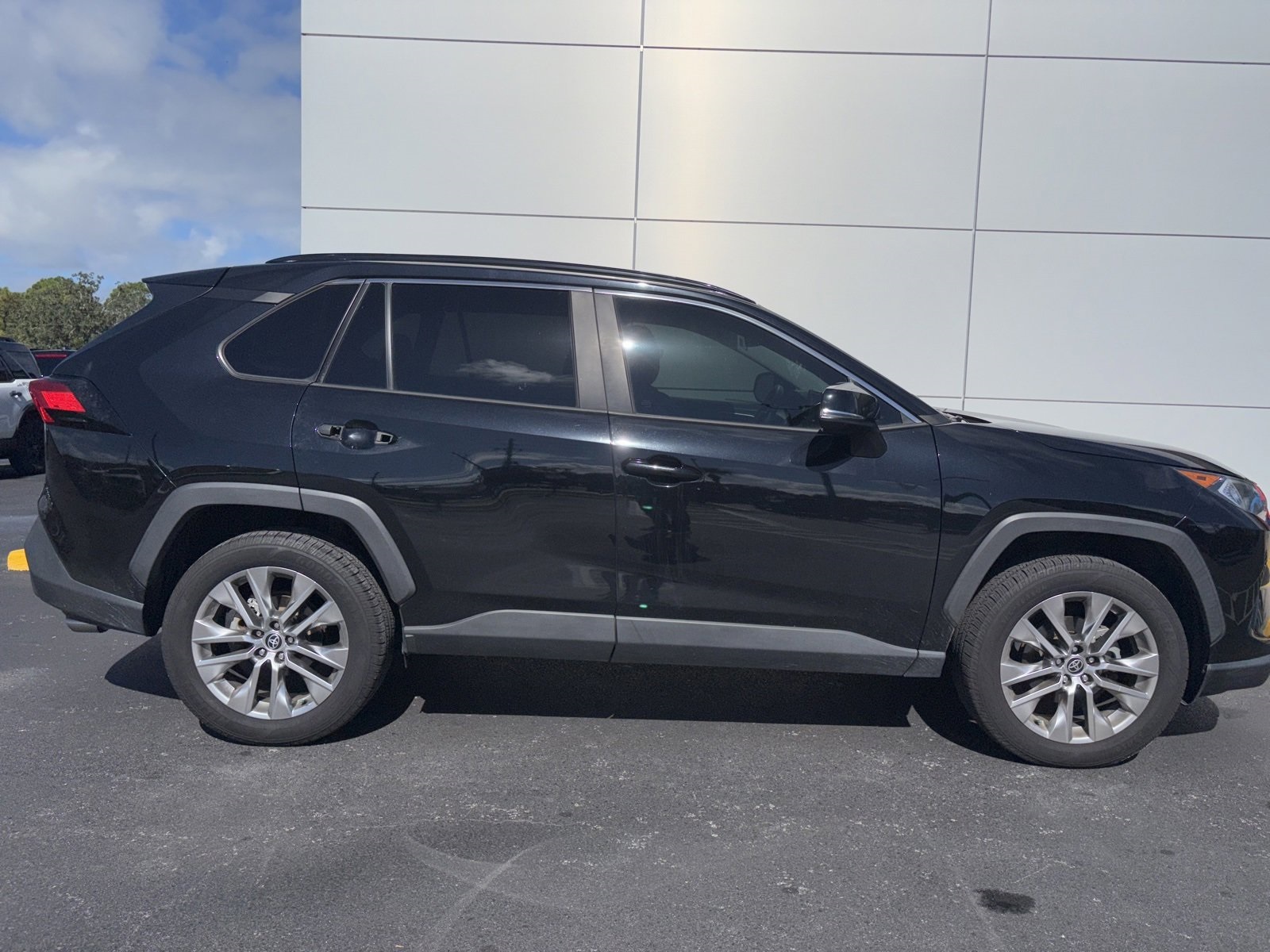 2021 Toyota RAV4 XLE Premium photo 3