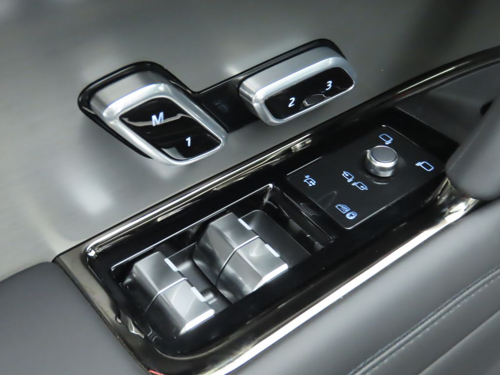 2025 Land Rover Range Rover Sport SE photo 18