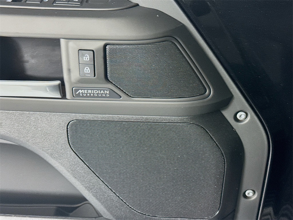 2025 Land Rover Defender 130 X-Dynamic SE photo 17