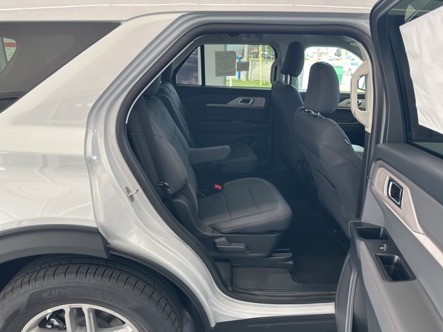 2025 Ford Explorer photo 31