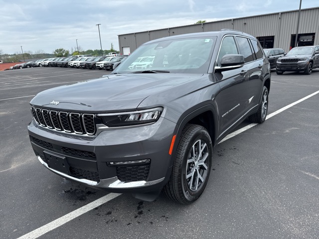 2025 Jeep Grand Cherokee Limited photo 3
