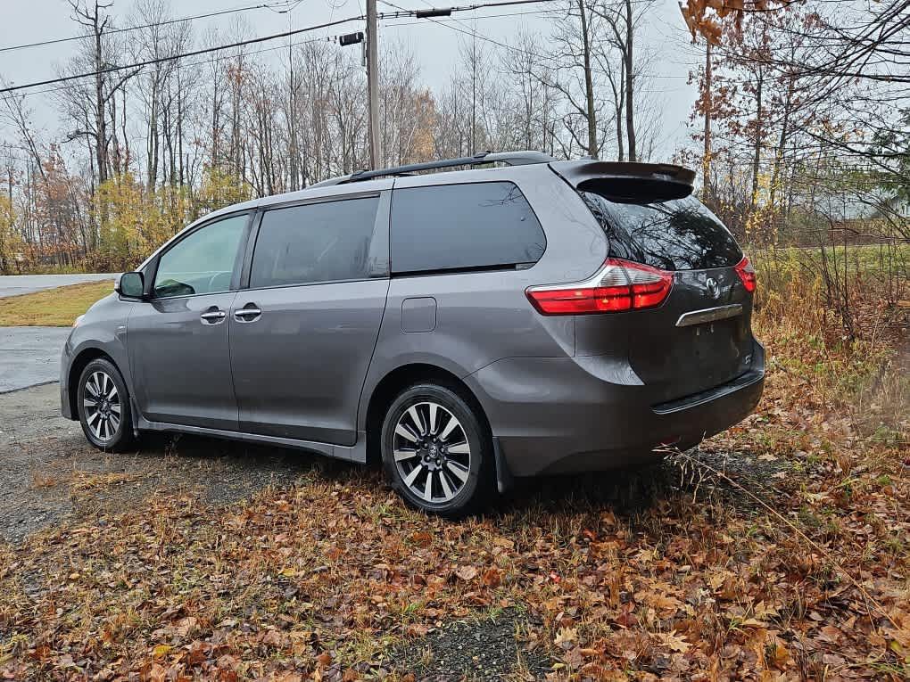 2019 Toyota Sienna Limited XLE Premium photo 3