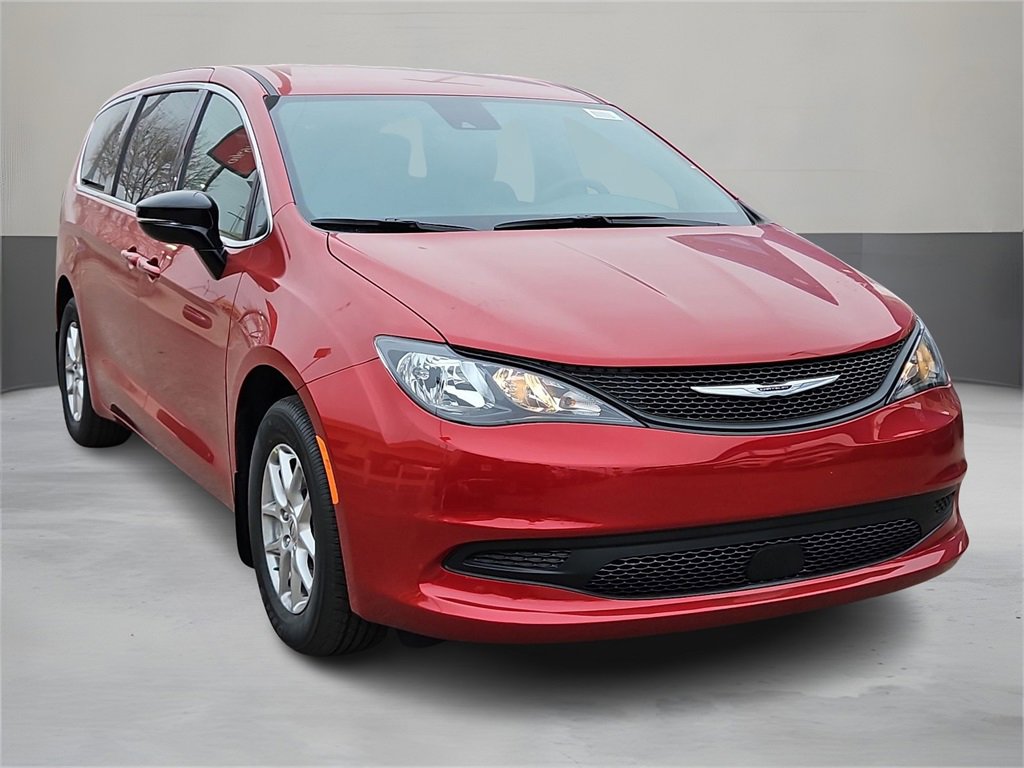 2025 Chrysler Voyager LX photo 4