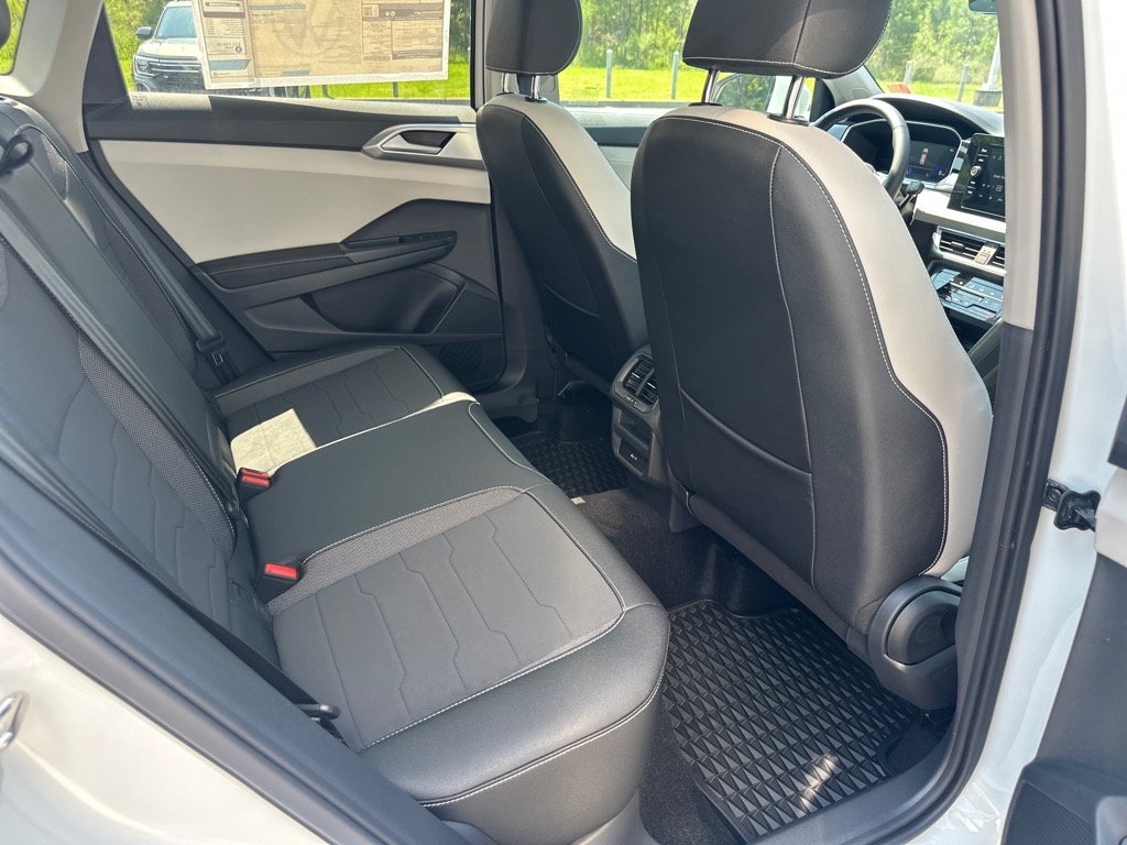 2025 Volkswagen Taos SE photo 14