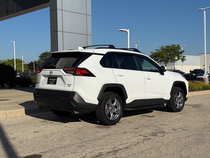 2022 Toyota RAV4 XLE photo 3