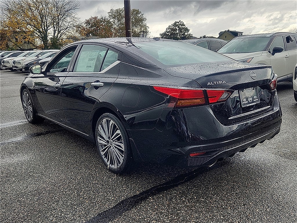 2025 Nissan Altima SL photo 5