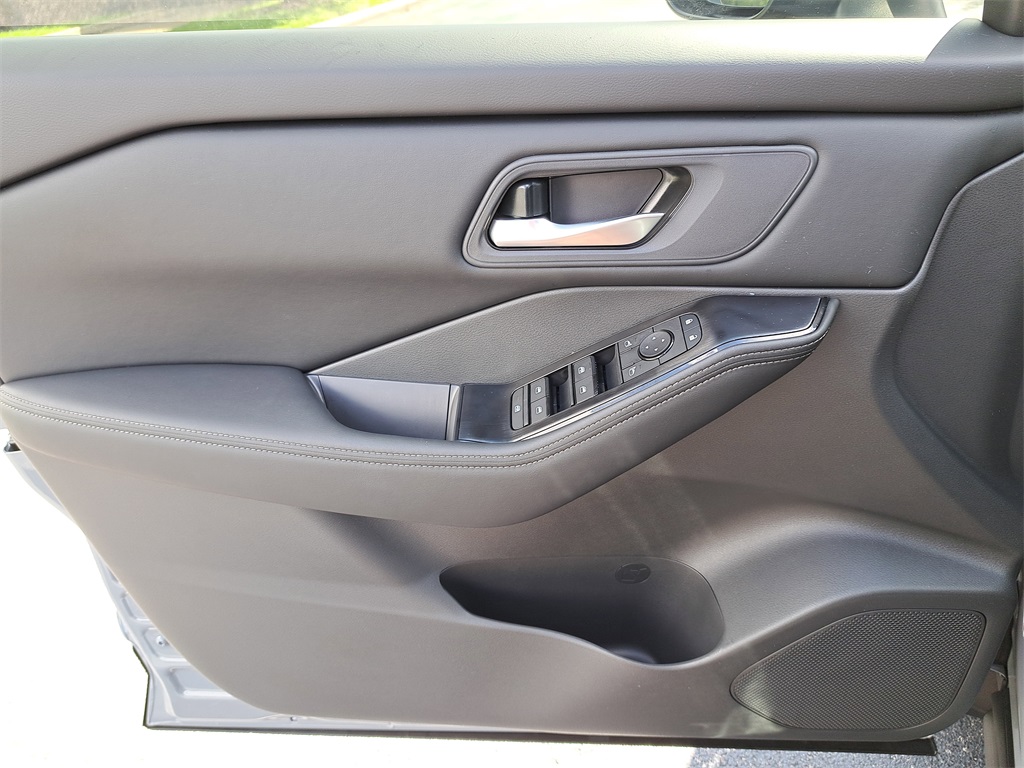 2026 Nissan Rogue SV photo 21