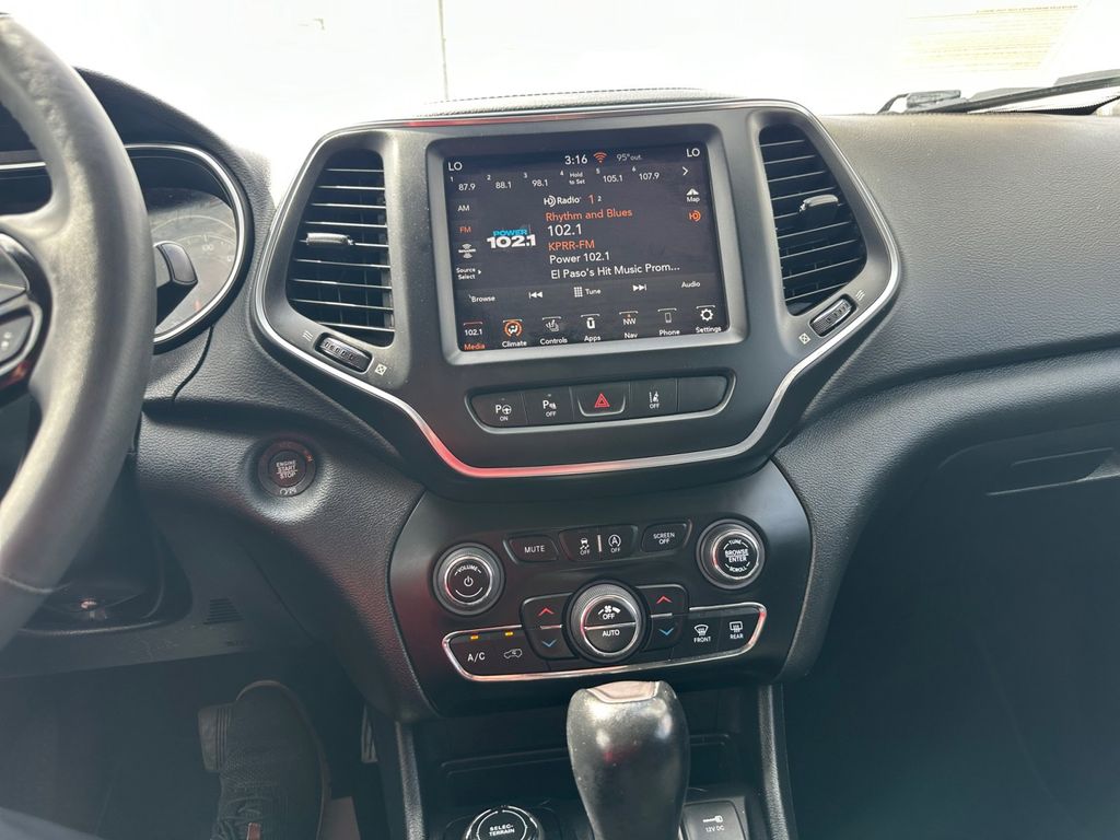 2023 Jeep Cherokee Altitude Lux photo 10
