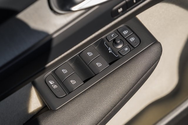 2026 Volvo XC40 photo 29