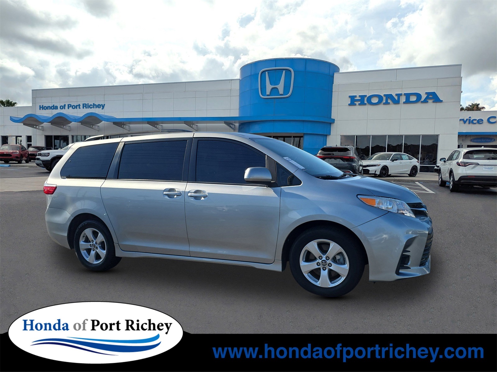 2019 Toyota Sienna LE's photo