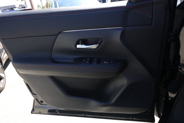 2026 Nissan Kicks SR photo 21