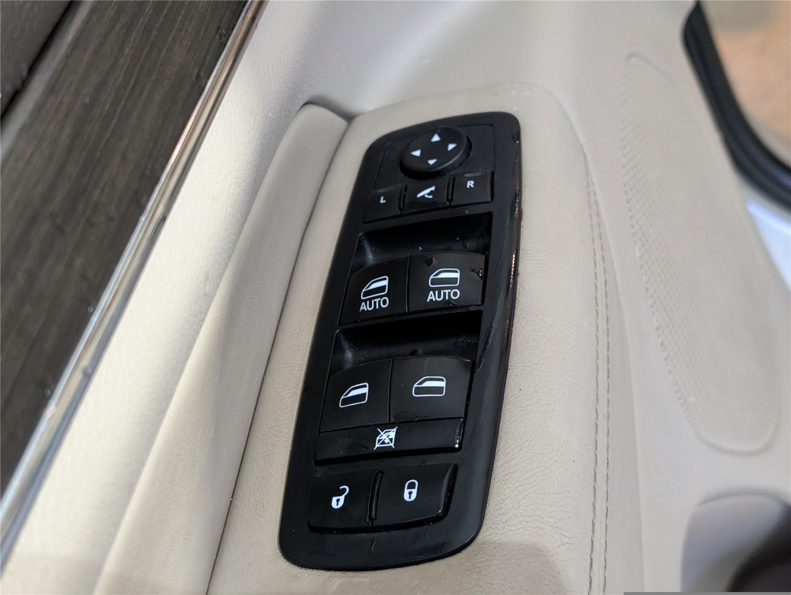 2017 Jeep Grand Cherokee Overland photo 11