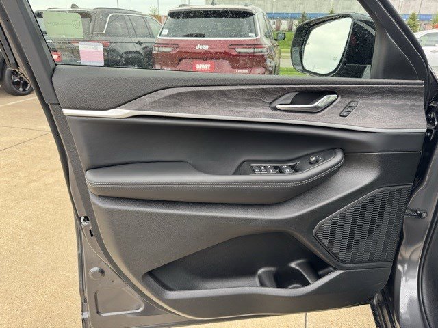 2025 Jeep Grand Cherokee Limited photo 3