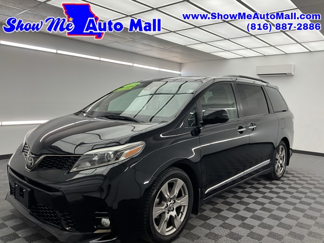 2019 Toyota Sienna SE's photo