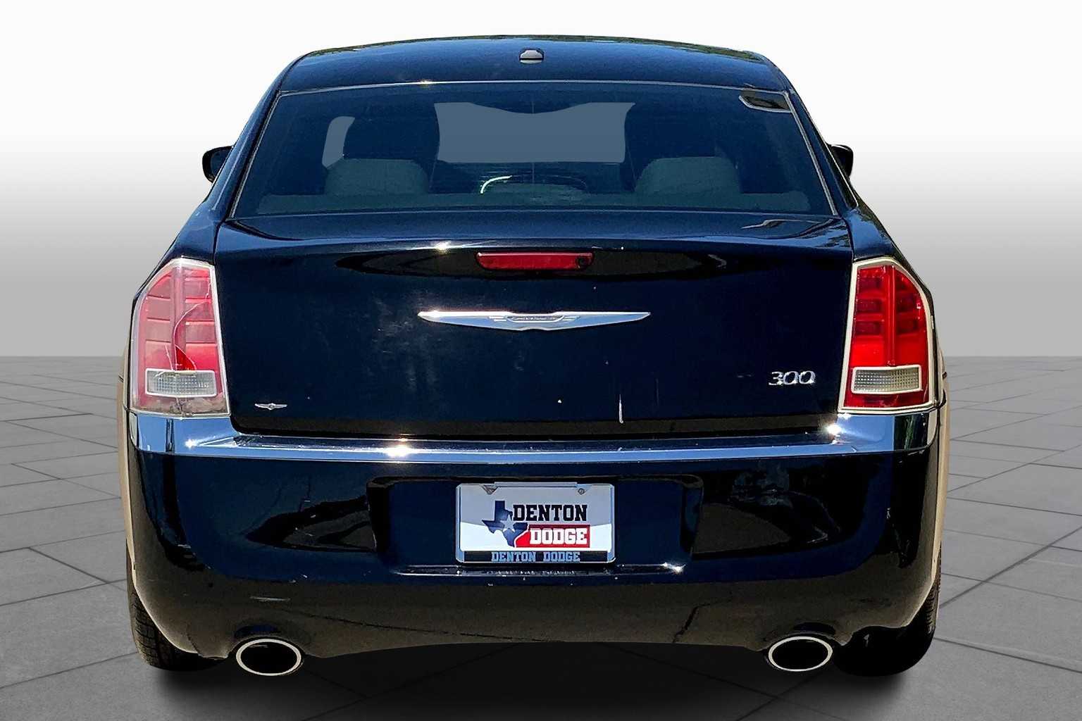 2014 Chrysler 300 photo 4
