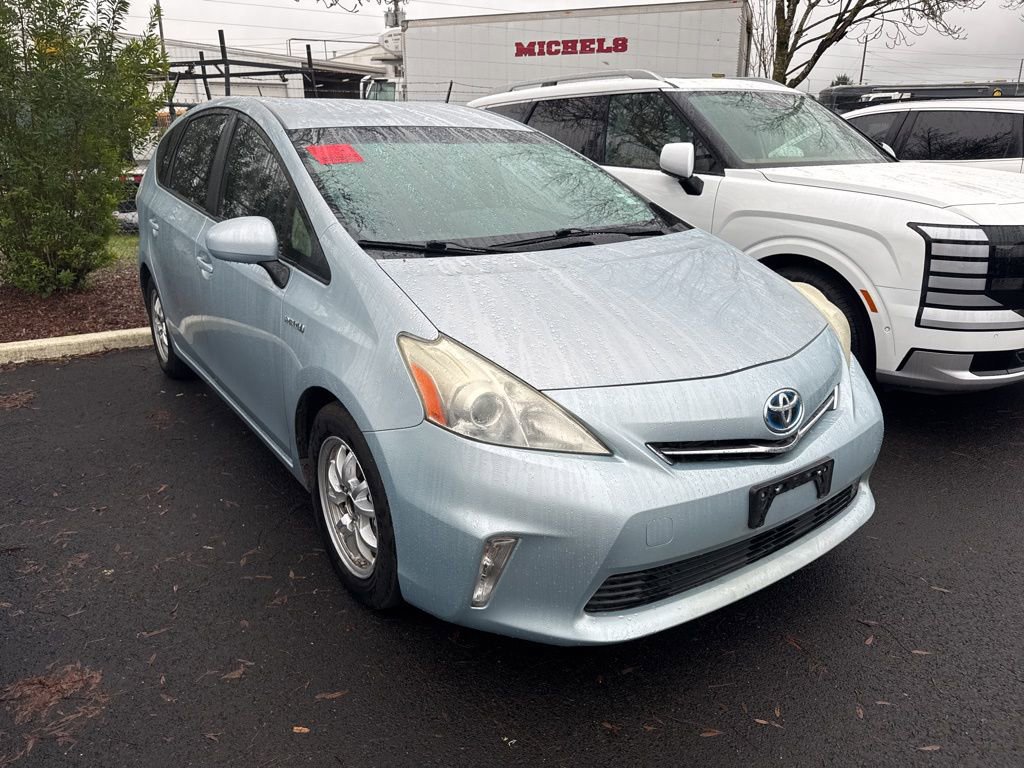 2014 Toyota Prius v Three's photo