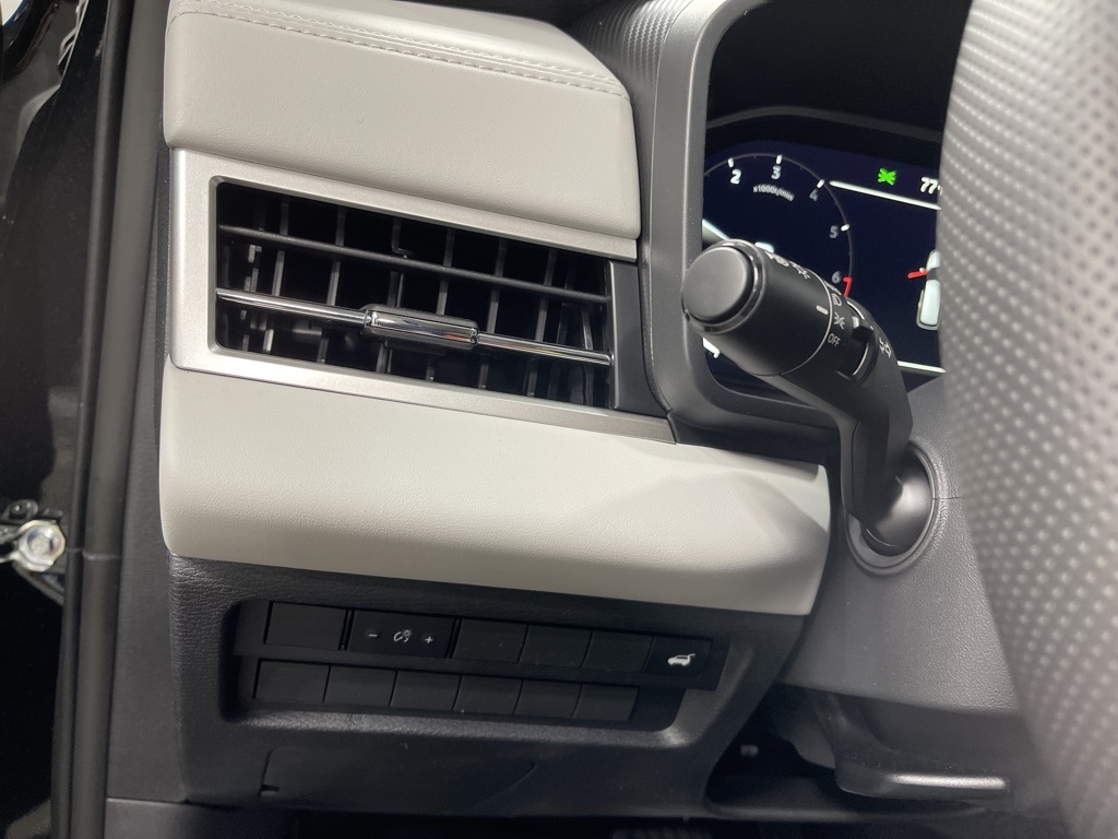 2025 Mitsubishi Outlander SE photo 6
