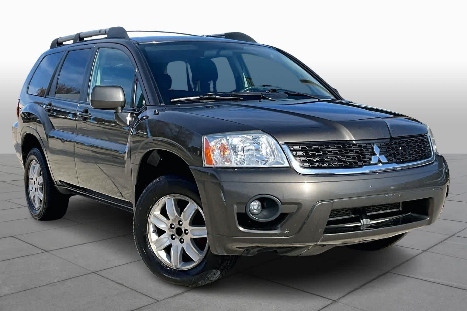 2011 Mitsubishi Endeavor LS photo 2