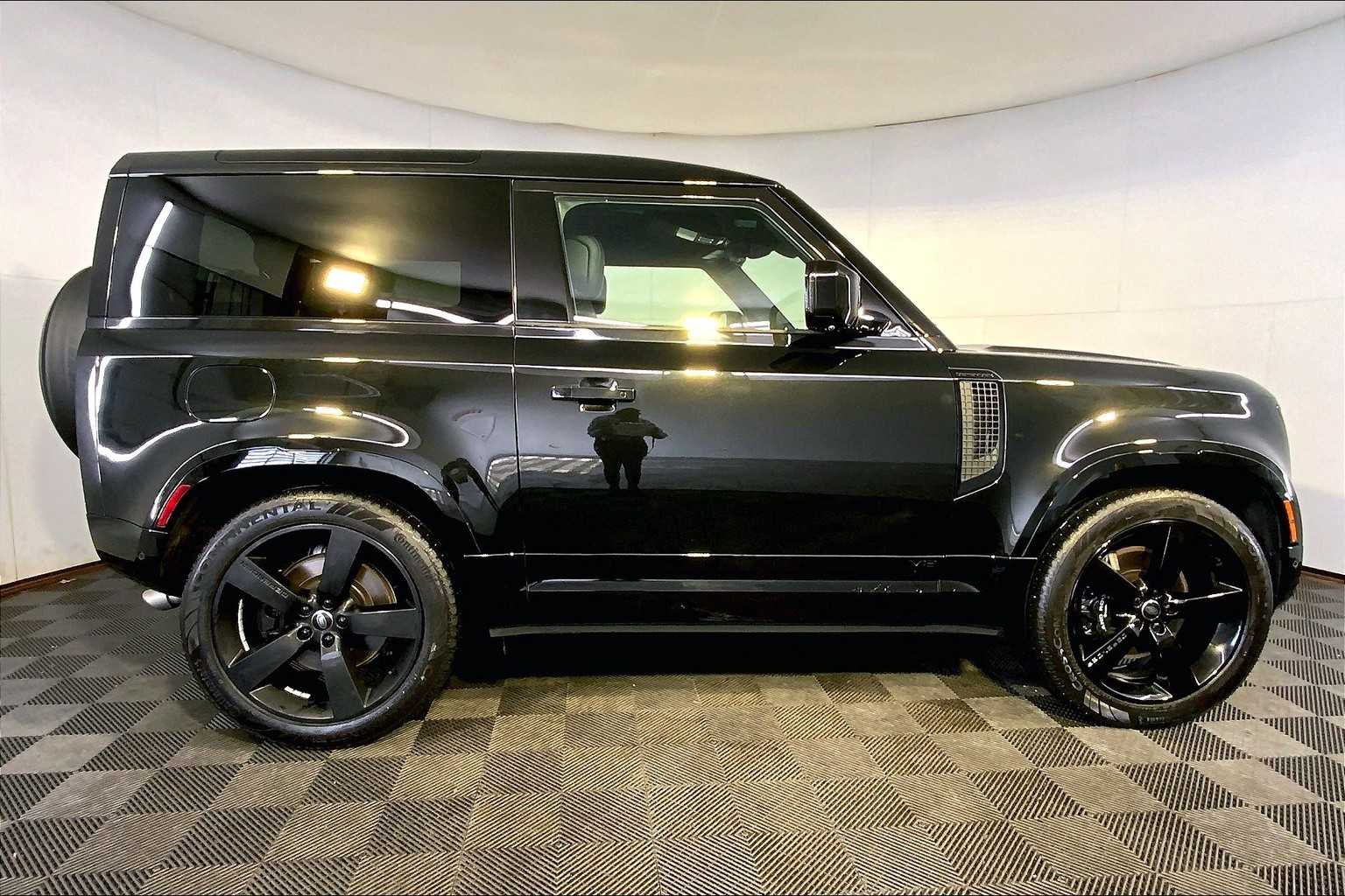 2023 Land Rover Defender V8 photo 8