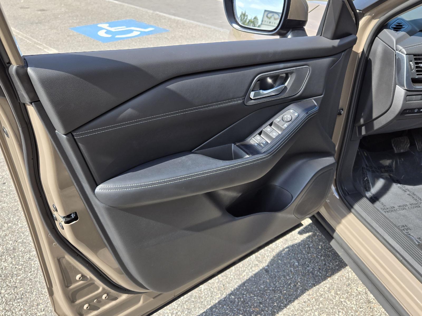2024 Nissan Rogue SV photo 8
