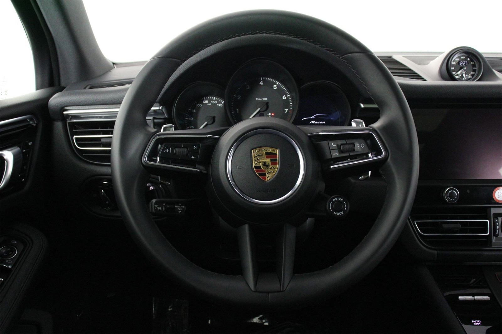 2025 Porsche Macan photo 12