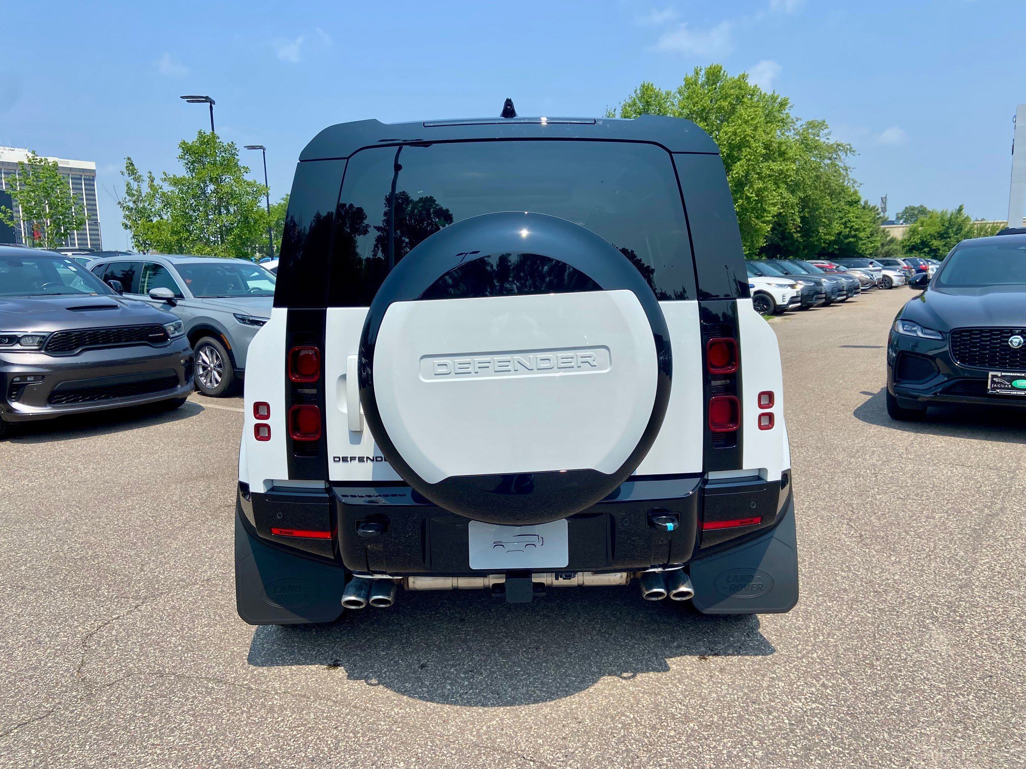 2025 Land Rover Defender X-Dynamic SE photo 7
